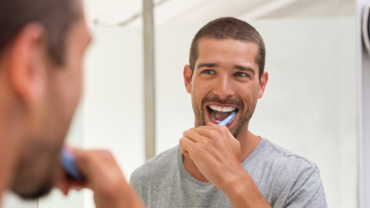 5 hábitos de higiene oral para dentes e gengivas saudáveis